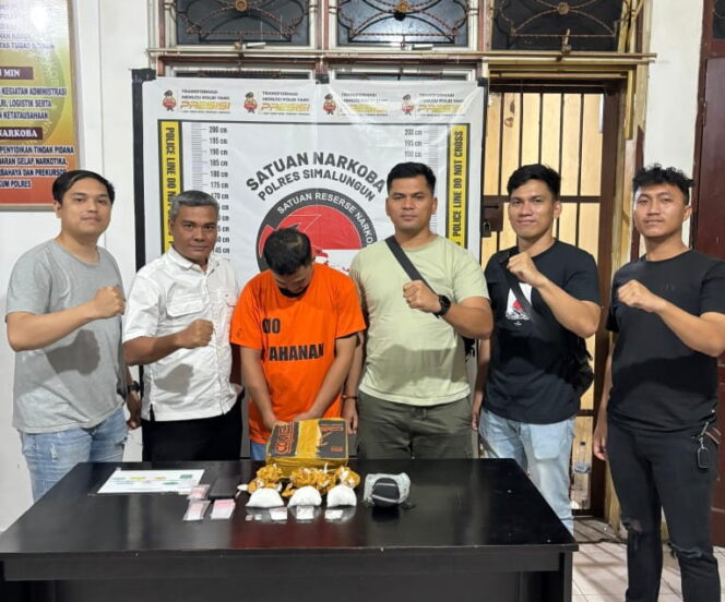 
					Pimpin Operasi Penggerebekan Kasat Narkoba Polres Simalungun Bekuk Bandar Amankan Barang Bukti 3,3 Ons Sabu 