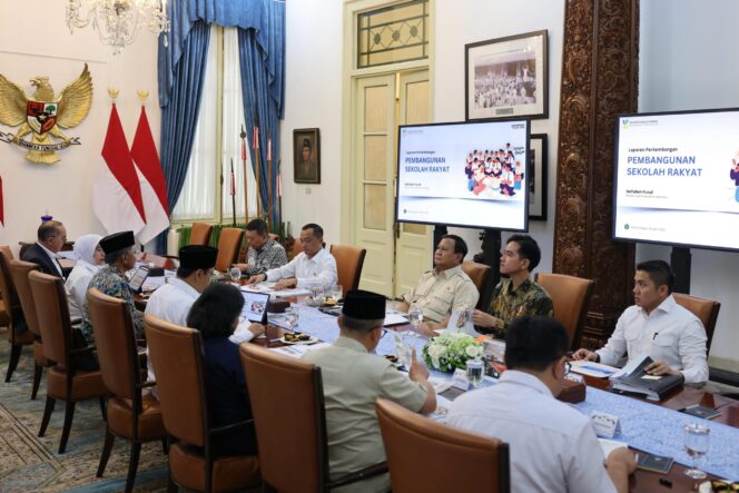 
					Presiden Prabowo Pimpin Ratas: Siap Luncurkan Program Sekolah Rakyat, Perluas Akses Pendidikan Keluarga Miskin
